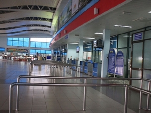 （C）Nguoi lao dong, 利用客の少ないドンホイ空港