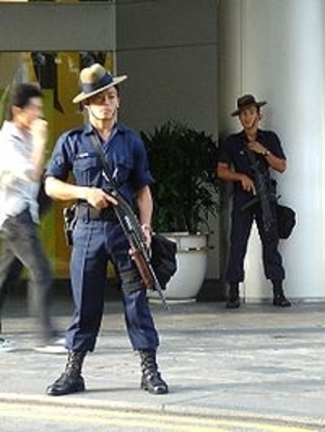 （C） Wikipedia<br>シンガポール警察部隊のグルカ兵