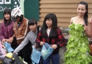 （C） xembaomoi,　野菜ドレスを着たファム・チエウ・チンさん
