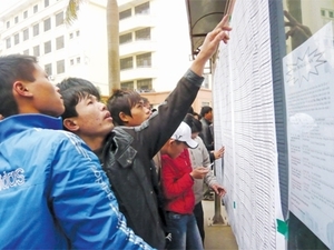 （Ｃ）baomoi, 韓国語の試験結果を見る労働者