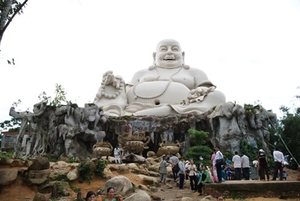 （Ｃ）Vnexpress, アンザン省カム山に鎮座する弥勒菩薩像