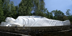 （Ｃ）Vnexpress, ビントゥアン省タークー山の涅槃像