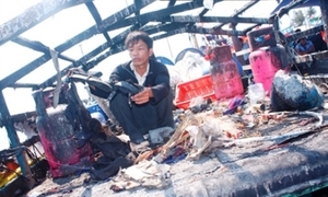 （Ｃ） Tien Phong, 銃撃を受け炎上した漁船