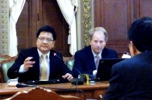 （Ｃ）Saigon Times, マイクロチップ・テクノロジーのマーク・レイテン副会長(右)