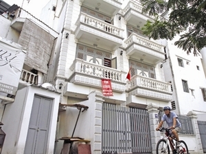 （Ｃ）Tien Phong, 「貸家」の垂れ幕を掲げたイエンフー通りの住宅