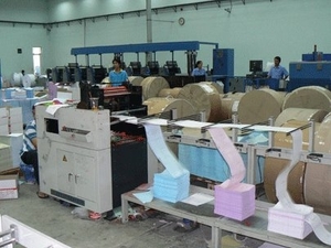 （C）VN Plus, 工業団地内の製紙工場