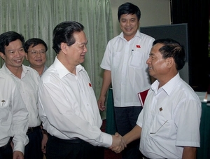 （C）Bao Dat Viet,　会合でのズン首相（中央左）