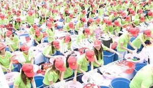 （C） thanhnien,　洗濯のために集まった1000人のボランティア