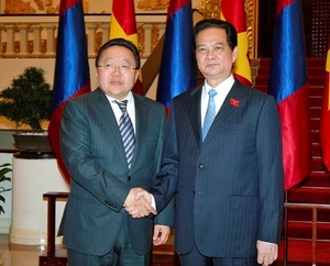 （C）Chinh phu,Nhat Bac、ズン首相(右)とエルベグドルジ大統領
