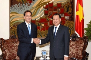 （C）  vietnam+,　ビル・フォルディー副会長（左）とブー・バン・ニン副首相（右）
