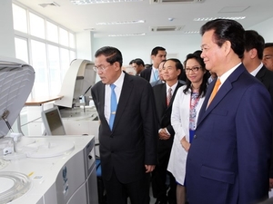（C）Vietnam plus,Duc Tam、病院を視察するズン首相(右)とフンセン首相(左)