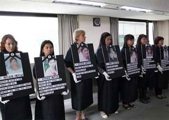（C）  dang　viet,　韓国人の夫に殺害された外国人妻の遺影を掲げる女性たち