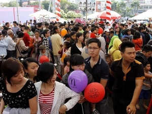 （C）  vietnam+,　マクドナルド越1号店に並ぶ市民