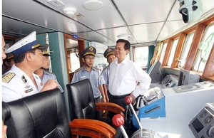 （C）  vietnam+,　ベトナム漁業監視部隊を視察するグエン・タン・ズン首相（右）