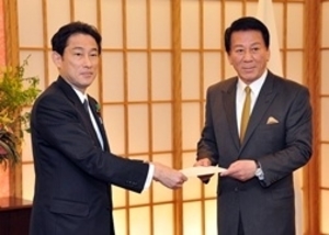 （C）  外務省,　杉良太郎氏（右）と岸田文雄外務大臣（左）