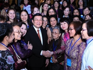 （C）Vietnam plus,Nguyen Khang、チュオン・タン・サン国家主席と越僑女性達