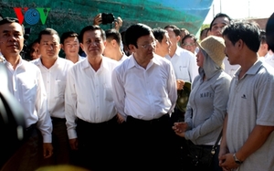 （C）  VOV,　漁民のもとを訪れたチュオン・タン・サン国家主席