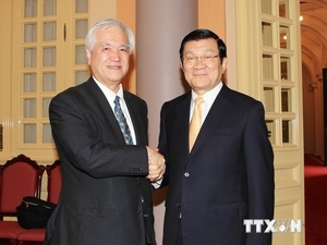 （C）Vietnam plus,Nguyen Khang、JBICの渡辺総裁(左)とサン国家主席
