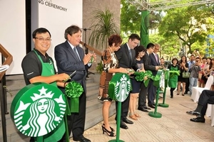 (C) Starbucks Vietnam ハンバイ通り店オープニングセレモニー
