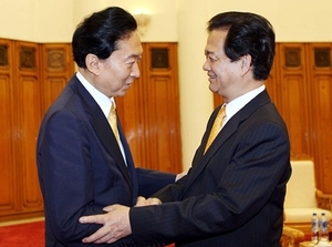 （C）Bao dien tu chinh phu,Nhat Bac、鳩山元首相(左)とズン首相