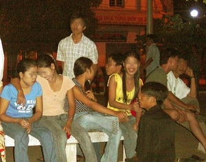 (C) Lao Dong, ファンディンホ公園に集う若者たち