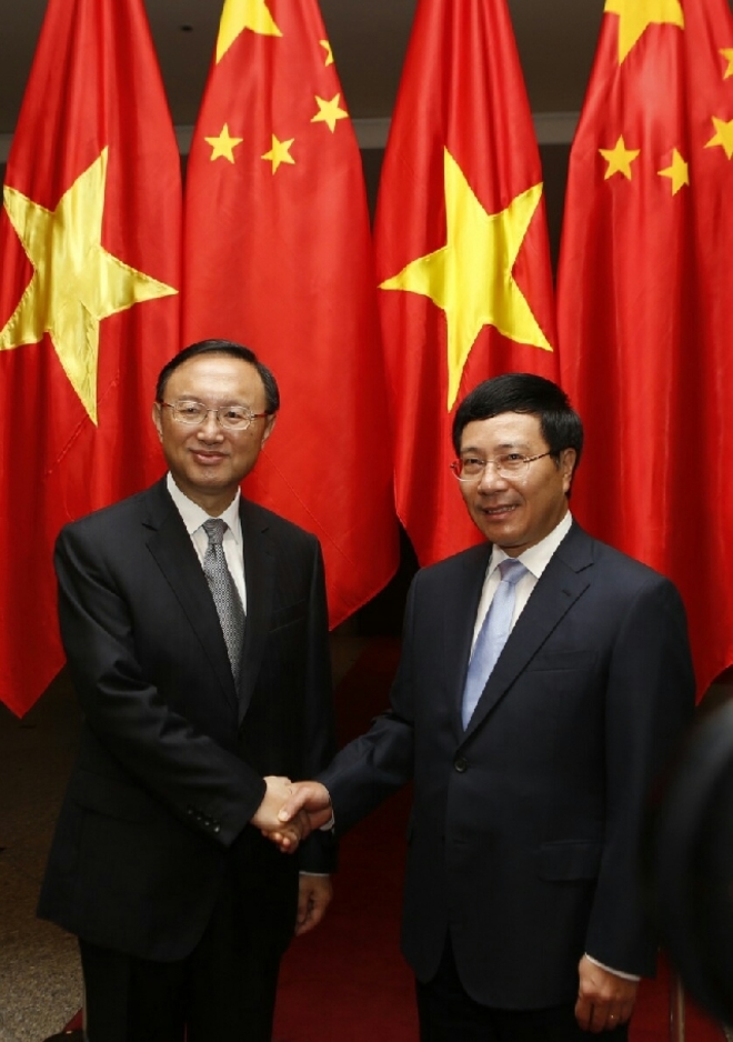 （C）Dan tri,Huu Nghi、ミン副首相(右)と楊国務委員