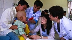 （C）Tuoi tre,N.Hien、小児がん患者と渡辺さん(右から2人目)