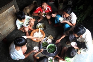 （C）VnExpress,Tien Hung、家族で食事