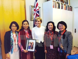 （C）Vietnam plus,TTXVN、ビショップ外相(中央)とベトナム女性連合会訪問団