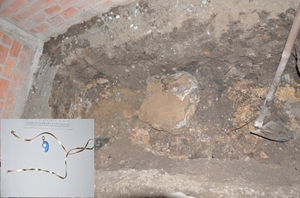 (C) vnexpress 妻の遺体が埋められていた穴と形見のペンダント