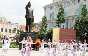 (C) vnexpress, ホーチミン市の故ホー・チ・ミン・主席像
