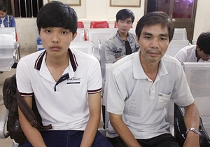 (C) vnexpress, トゥアン君(左)と父親(右)
