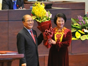 (C) vnexpress. Giang Huy, ガン新国会議長(右)とフン元国会議長(左)
