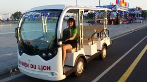 (C) vnexpress, A.Hung, クイニョン市の観光用電気自動車