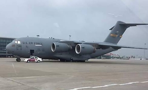 (C)VnExpress,CTV、ノイバイ国際空港に到着したC-17