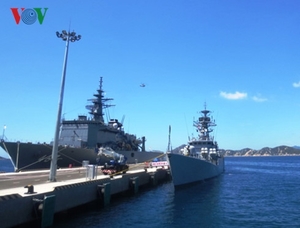 (C)VOV、自衛隊の艦船(左)とインドの艦船