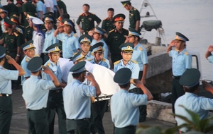 (C) vnexpress, Hai Binh, ゲアン省岸に到着した遺体
