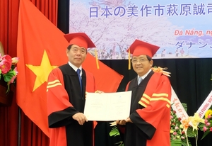 (C)Da Nang.gov、萩原誠司美作市長(左)とチャン・バン・ナム学長