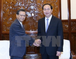 (C)Bao chinh phu,TTXVN、深田大使(左)とクアン国家主席