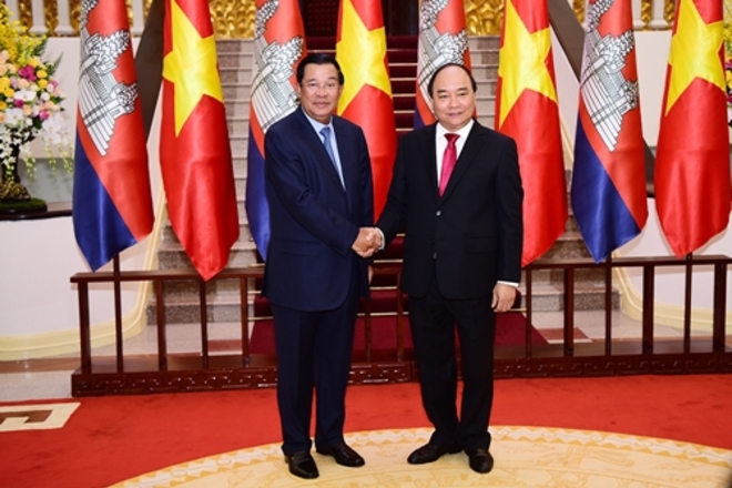 (C)VnExpress,Giang Huy、フン・セン首相(左)とフック首相