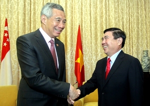 (C)VnExpress,Quynh Trn、シェンロン首相(左)とフォン主席
