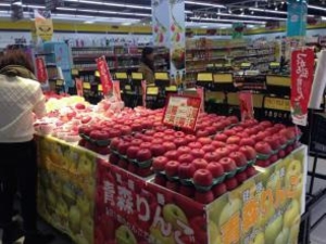 (C) イオンリテール2015年12月イオンロンビエン店青森県産リンゴ販売時の様子