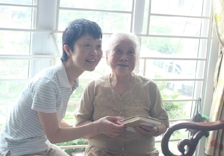 （C） Thanhnien<br>翻訳家の高橋和泉さん（左）とダン・トゥイ・チャムの母親ゴック・チャムさん（右）
