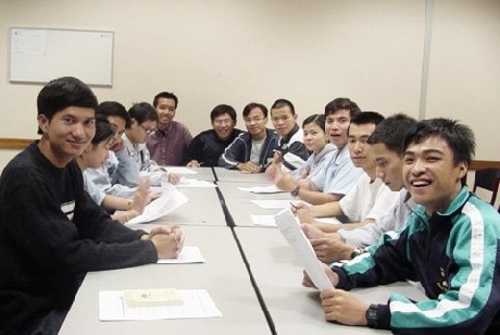 （C）Vietnamnet<br>フランスに留学中のベトナム人学生 