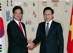 （C） baodongnai.com.vn<br>ベトナムのグエン・タン・ズン首相（左）と韓国の李明博大統領（右）