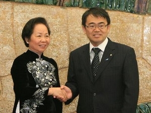（C） Vietnamplus<br>グエン・ティ・ゾアン副主席（左）と大村秀章愛知県知事