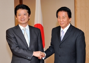 （C） 外務省<br>玄葉光一郎外務大臣(左)と杉良太郎氏(右)