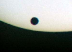 （C）VnExpress、金星の太陽面通過のイメージ