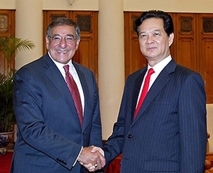 （C）VnExpress,Chinhphu.vn、パネッタ米国防長官(左)とズン首相