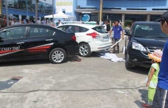 （C） Vietnamnet,　事故を起こした試乗車（中央）